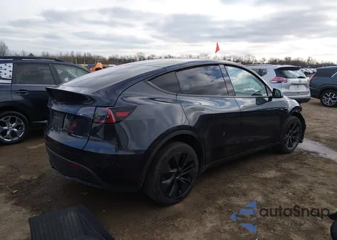 2025 Tesla Model Y Long Range Dual Motor All-Wheel Drive z USA, uszkodzony, nr VIN 7SAYGDEE8SF290411